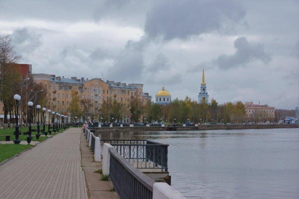 Набережная пруда в Воткинске пострадала от рук вандалов