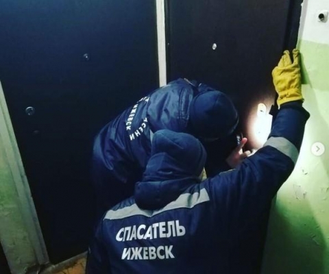 Тело мужчины обнаружили спасатели в запертой квартире в Ижевске