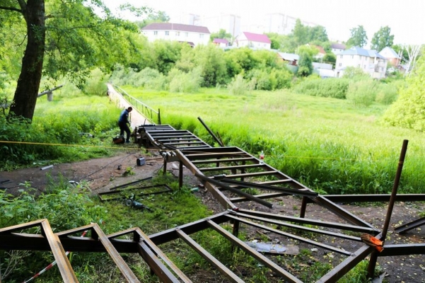 В Ижевске начали строить пешеходный мост через реку Подборенку 
