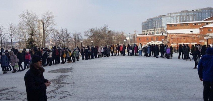 Антиковидные меры привели к длинной очереди на аниме-ярмарку в Ижевске 