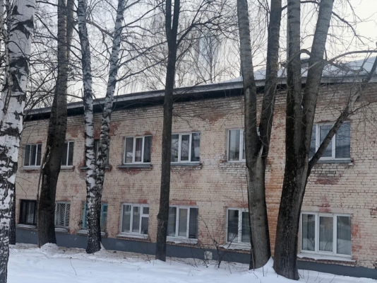 После обрушения кровли жилого дома в Ижевске ввели режим ЧС