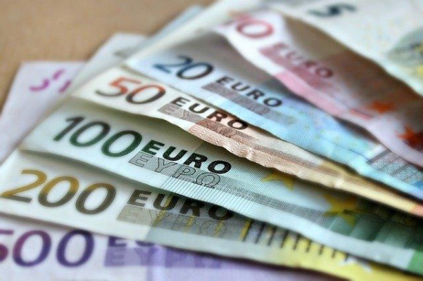 Евро впервые с мая преодолел отметку в 67 рублей 