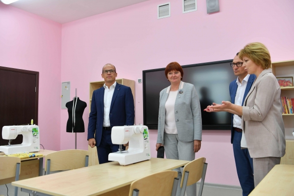 Глава Удмуртии посетил новую школу в Вавожском районе