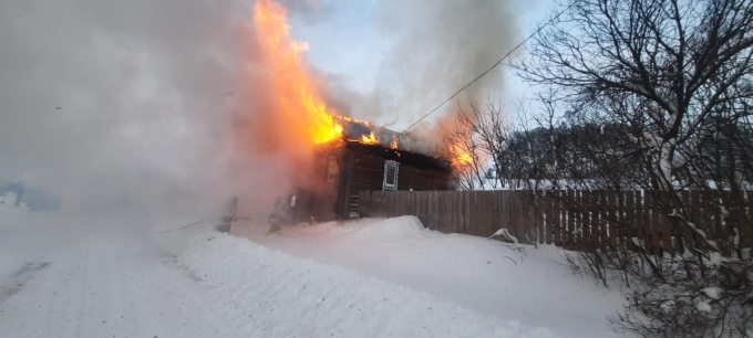 Жителей Удмуртии просят помочь многодетной семье из Шарканского района, у которой сгорел дом