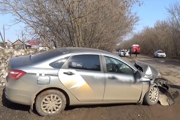 В Ижевске автомобиль под управлением пьяного таксиста врезался в пассажирский автобус