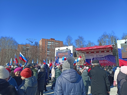 На Центральной площади Ижевска проходит массовая акция «Русская весна»