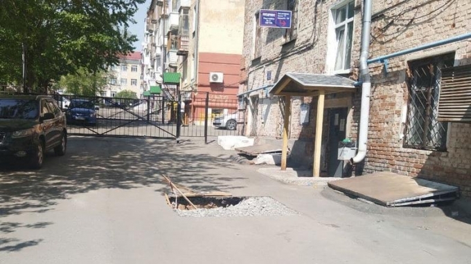 Промоина в асфальте образовалась во дворе одного из домов по улице Пушкинской в Ижевске
