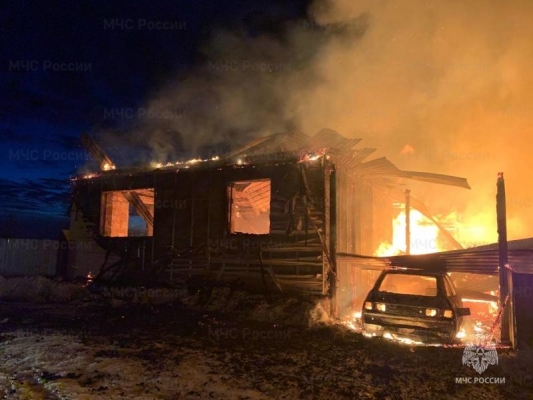 Строящийся дом, хозпостройки и автомобиль сгорели в деревне в Удмуртии