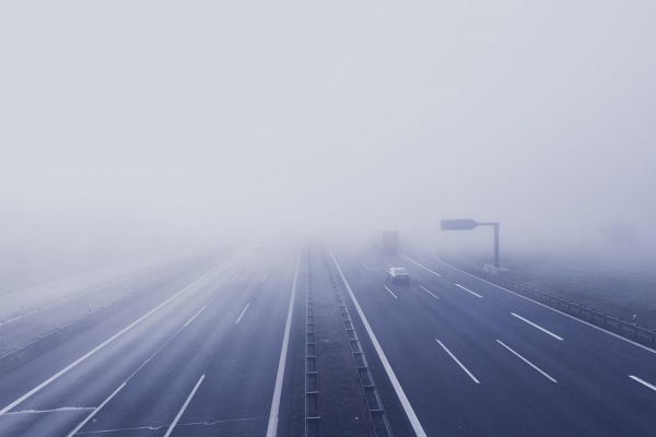 Одну из улиц Ижевска из-за порыва теплосети заволокло туманом, проезд затруднен