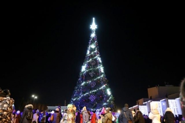 Тол Бабай и Дед Мороз зажгли огни на главной елке Ижевска