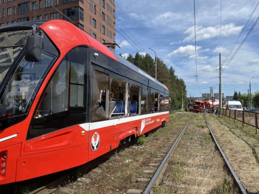 Двое взрослых и ребенок пострадали при столкновении бетономешалки с трамваем в Ижевске
