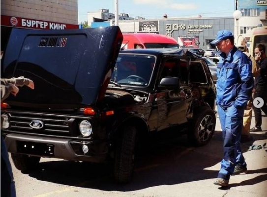 Водитель «Нивы» врезался в столб у торгового центра в Ижевске