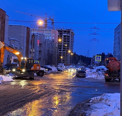 В Ижевске затопило три улицы из-за порыва водопровода 