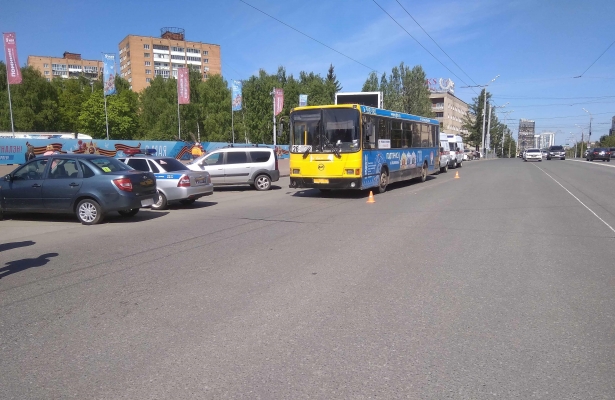 82-летний водитель «легковушки» устроил ДТП с автобусом в Ижевске
