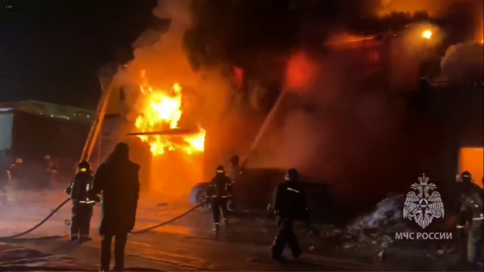 Сильный пожар охватил площадь 600 кв. м автосервиса в Ижевске