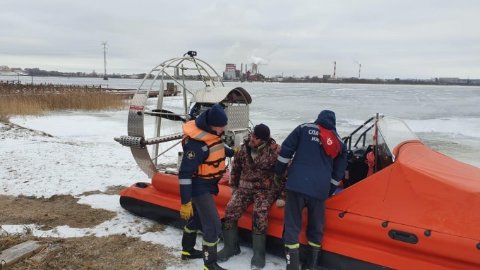 Лежащего на льду пьяного рыбака спасли на пруду в Ижевске