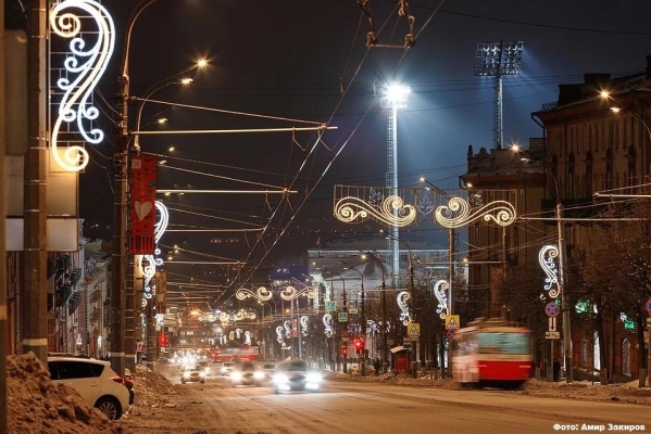 Праздничную иллюминацию начали включать на центральных улицах Ижевска