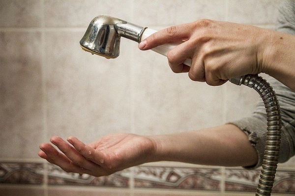 Из-за порыва водопровода четыре многоквартирных дома в Ижевске остались без холодной воды 