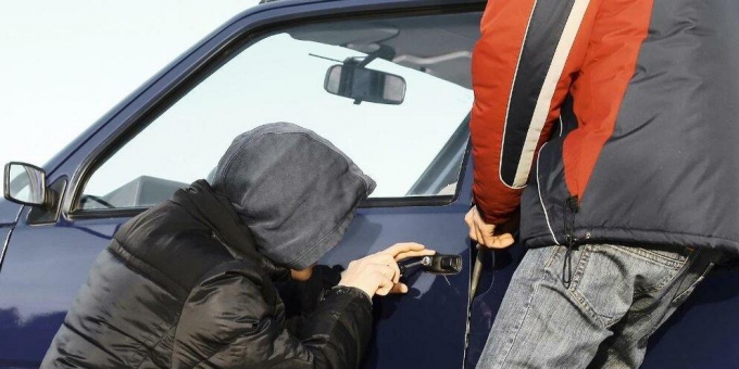 Двое подростков угнали в Ижевске легковой автомобиль 