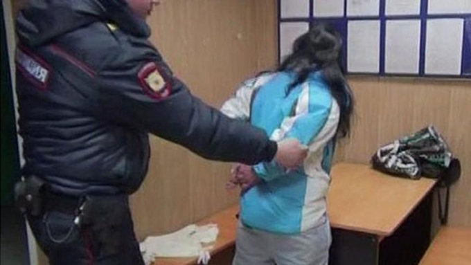 В Ижевске задержанная девушка напала на полицейского из-за медицинской маски