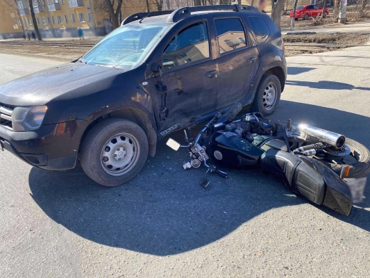 Водитель иномарки сбил мотоциклиста на перекрестке в Ижевске
