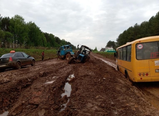 Школьный автобус застрял на размытой дороге в Балезинском районе Удмуртии 