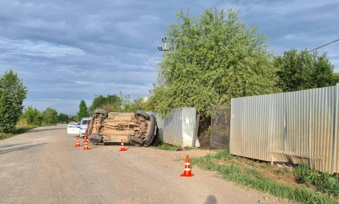 Пьяная автоледи протаранила забор и перевернулась в Завьяловском районе Удмуртии