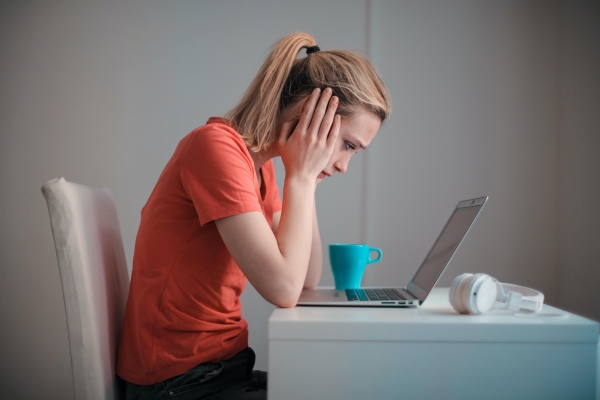 Топ-3 симптомов эмоционального выгорания на работе: потеря интереса, усталость и апатия