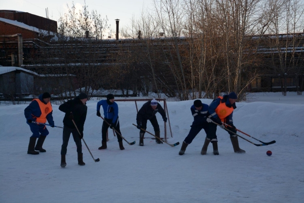 Работники «Ижстали» сыграли в хоккей на валенках