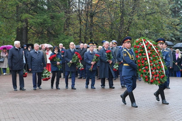 В День оружейника в Ижевске возложили цветы к бюстам Михаила Калашникова и Дмитрия Устинова