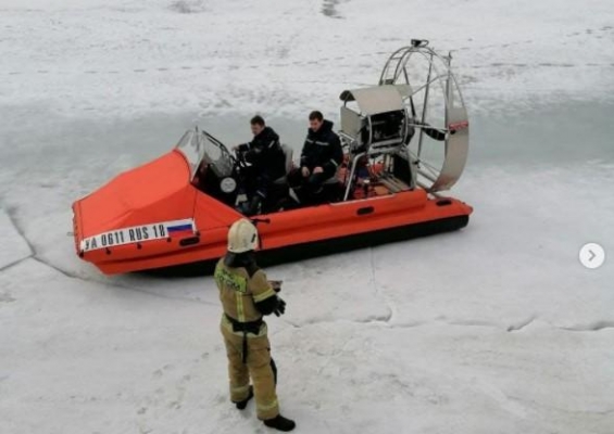 Упавшего на лед с парапета набережной пьяного мужчину спасли в Ижевске