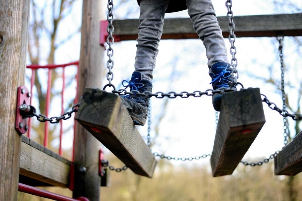 Ребенок застрял на детской площадке во время игры в Глазове