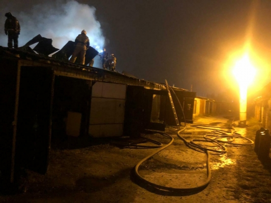 13 автомобильных гаражей пострадали при пожаре в Ижевске