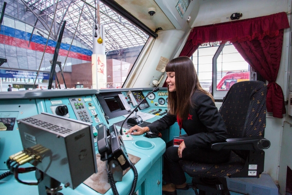 Минтруд России разрешил женщинам работать водителями самосвалов, боцманами и машинистами поездов
