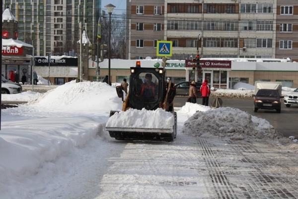 110 единиц техники вышли на улицы Ижевска после ночного снегопада