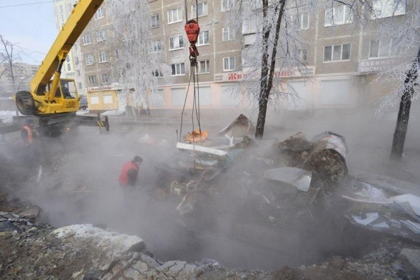 Коммунальщики приступили к ликвидации порыва горячей воды на улице Кирова в Ижевске