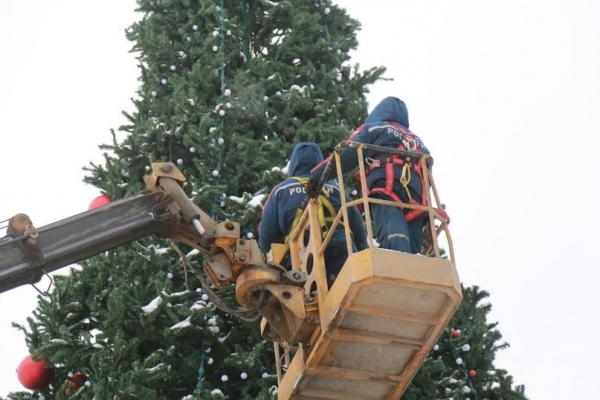 В Ижевске демонтируют новогоднюю елку и световые конструкции на Центральной площади
