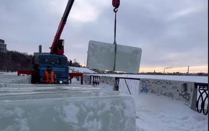 Строительство ледового городка начали на Центральной площади в Ижевске
