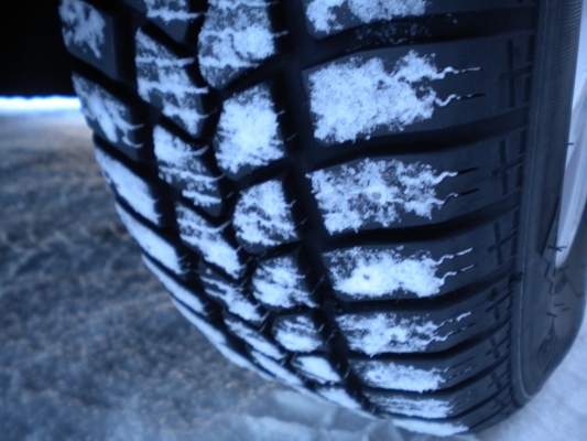 Автомобилистам Удмуртии рекомендовали сменить летнюю резину на зимнюю