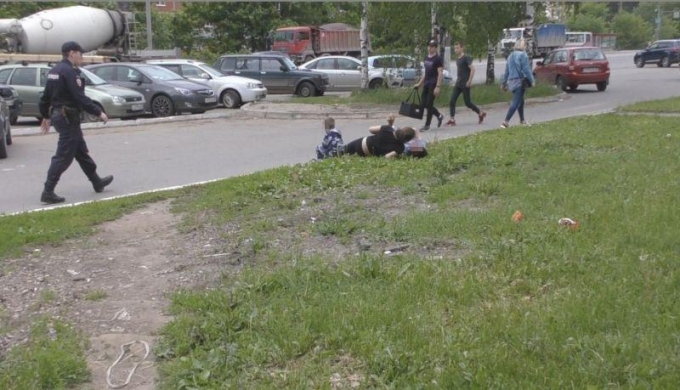 Пьяную женщину задержали в Ижевске во время прогулки с ребенком