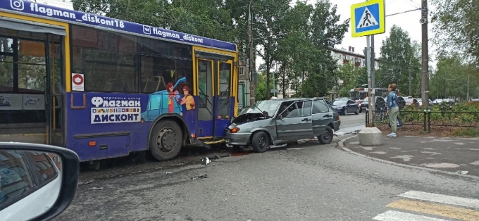 Один человек пострадал при столкновении легкового автомобиля с автобусом в Ижевске