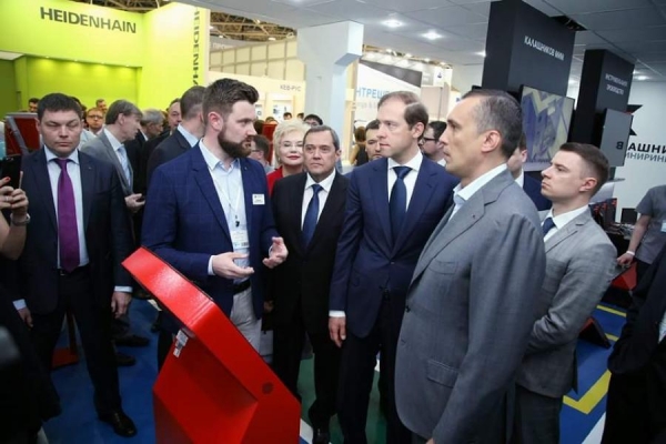 Министр промышленности и торговли России Денис Мантуров посетил демоцентр Концерна «Калашников» на форуме «Армия-2020»