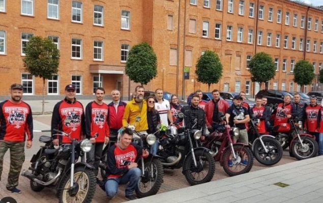 Участники мотопробега на легендарных мотоциклах ИЖ финишировали в Москве