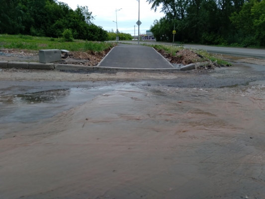 Из-за повреждения водопровода в Ижевске затопило Заречное шоссе 