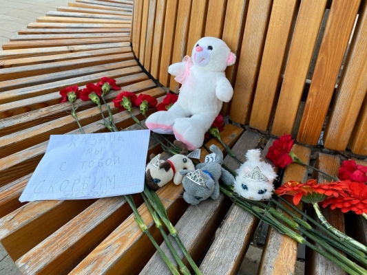 В память о погибших при расстреле в Казани на Центральной площади Ижевска организовали мемориал