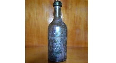 В Воткинске из-под земли выкопали старинную бутылку