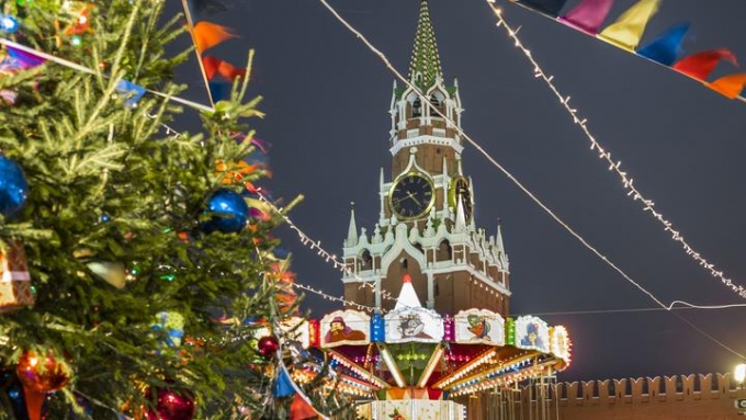 Неизвестный попытался сжечь новогоднюю елку на Красной площади Москвы