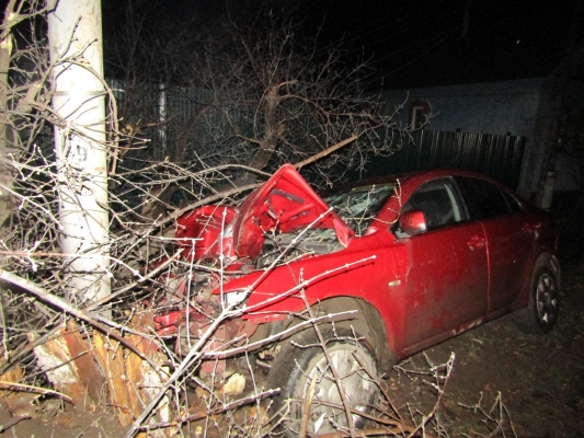 Пьяный водитель «легковушки» без прав врезался в столб в Ижевске