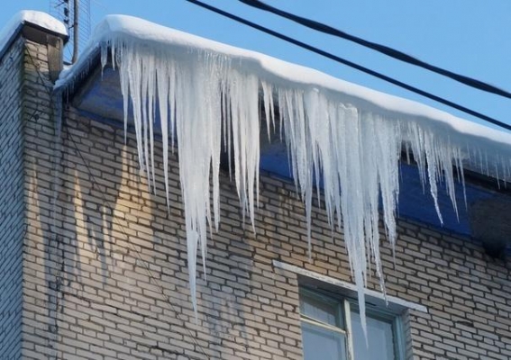 Повышение температуры воздуха способствует сходу снега и наледи с крыш домов Ижевска