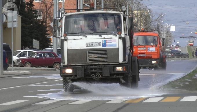 В Ижевске промывают проезжую часть улиц, дорожные ограждения и остановки транспорта